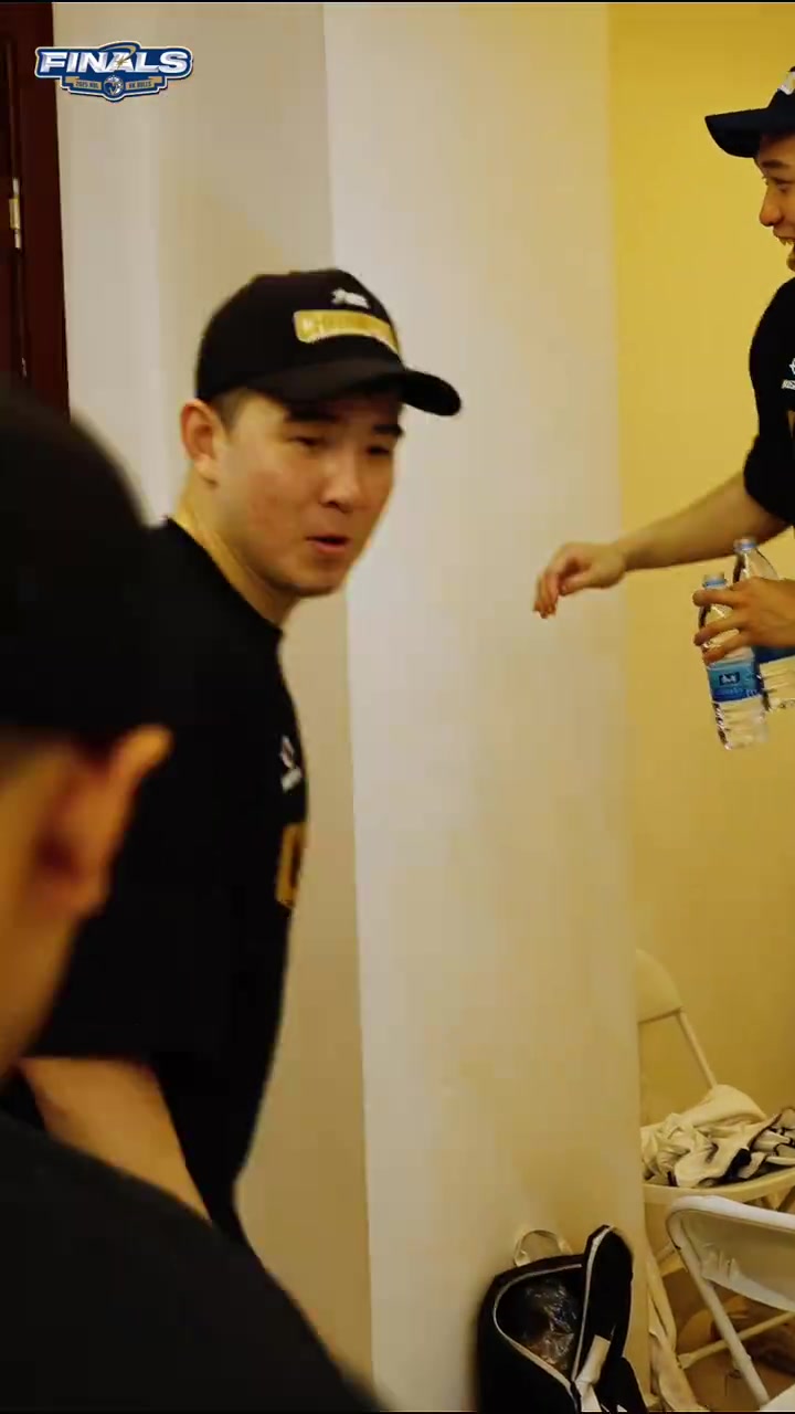 成功拿下總冠軍后，大家在更衣室用一場(chǎng)特別的狂歡慶祝榮耀時(shí)刻！