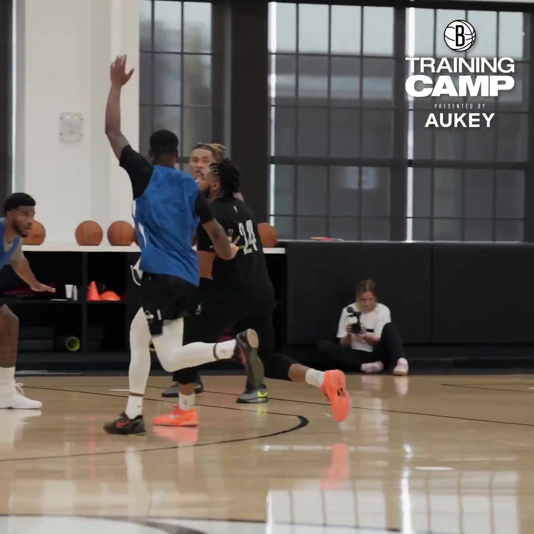 加油沖~籃網(wǎng)曬球隊(duì)訓(xùn)練營片段 曾凡博出鏡努力防守