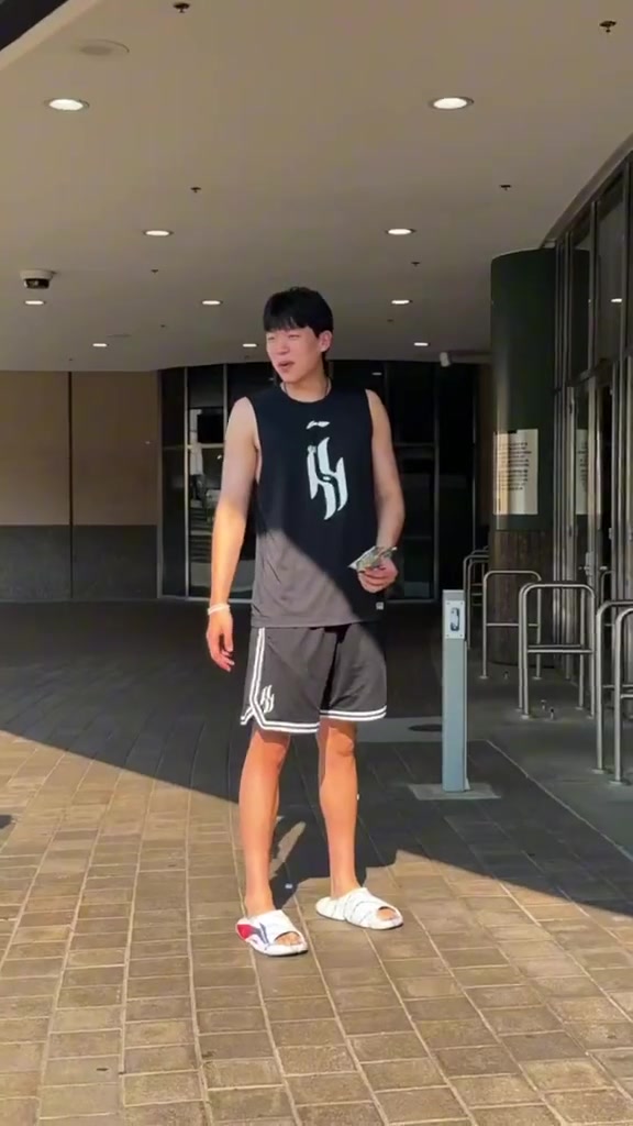 楊瀚森來開拓者球迷商店購置衣物  挑選了幾件自己的16號球衣