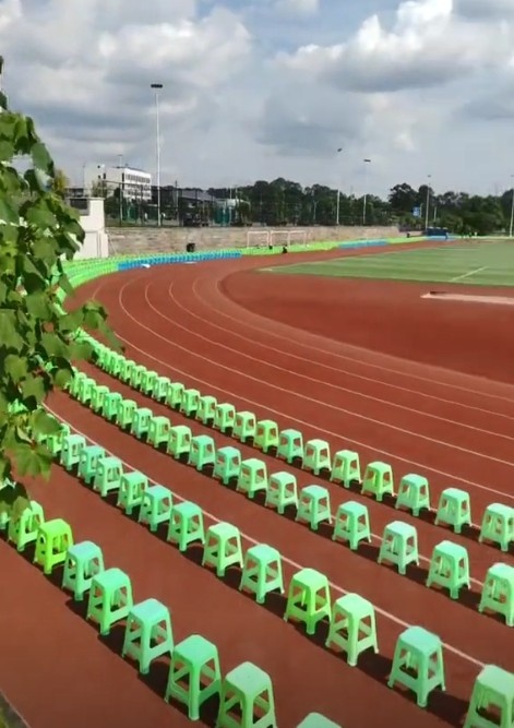 更近距離觀賽！川超內(nèi)江主場跑道內(nèi)擺放了塑料矮凳