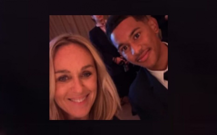 ‘如此優(yōu)雅 笑容燦爛’！法國主持人把馬尤盧當(dāng)杜埃，曬合照猛夸