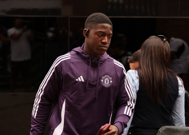 太陽報(bào)：曼聯(lián)在幫梅努訓(xùn)練6號位技能，阿莫林很喜歡他