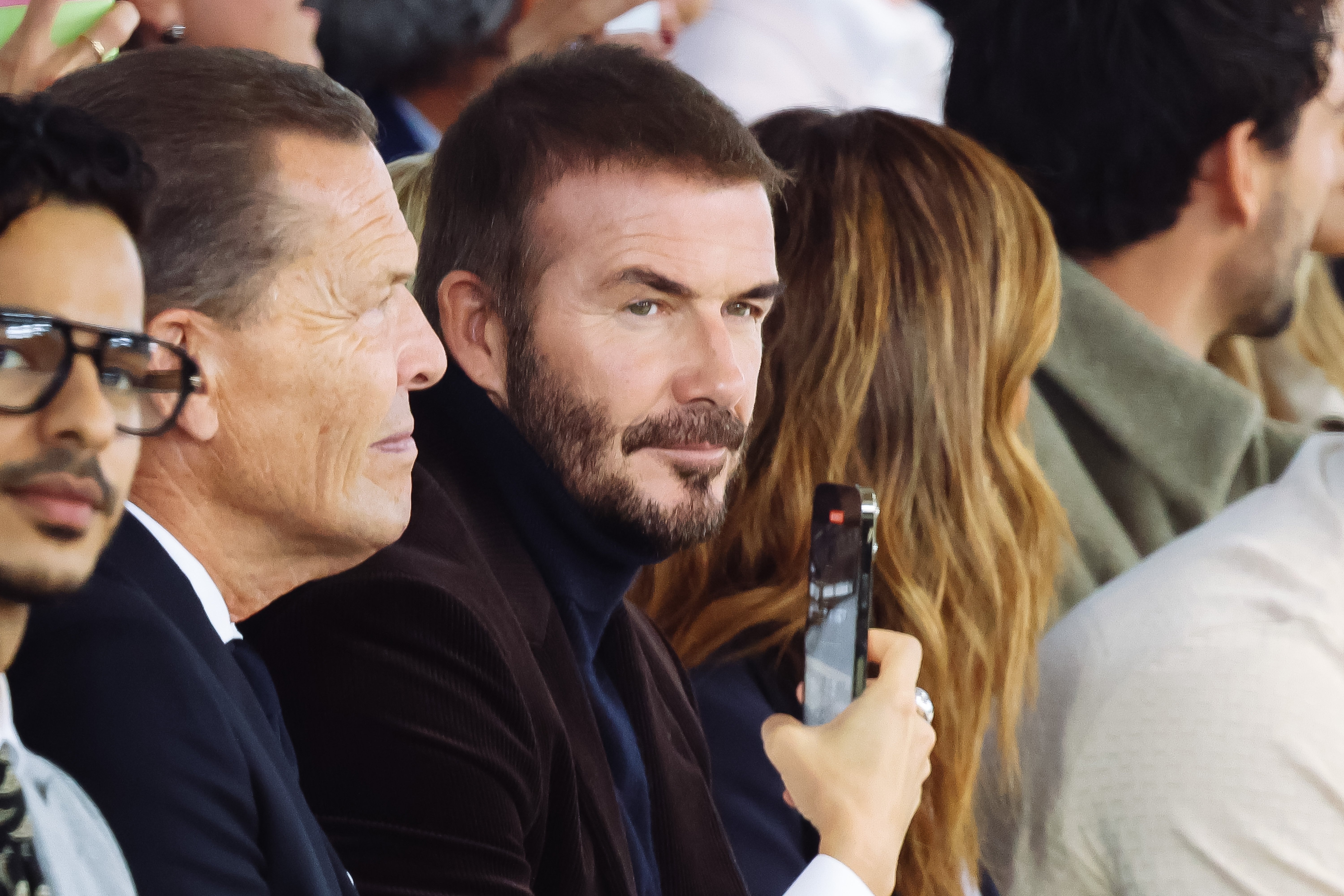 老了也很帥！貝克漢姆一襲天鵝絨造型帥氣出席米蘭時(shí)裝周??