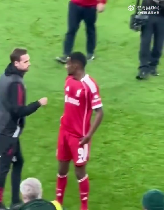 中場加練！伊薩克中場時(shí)被工作人員攔下要求進(jìn)行折返跑，欣然接受