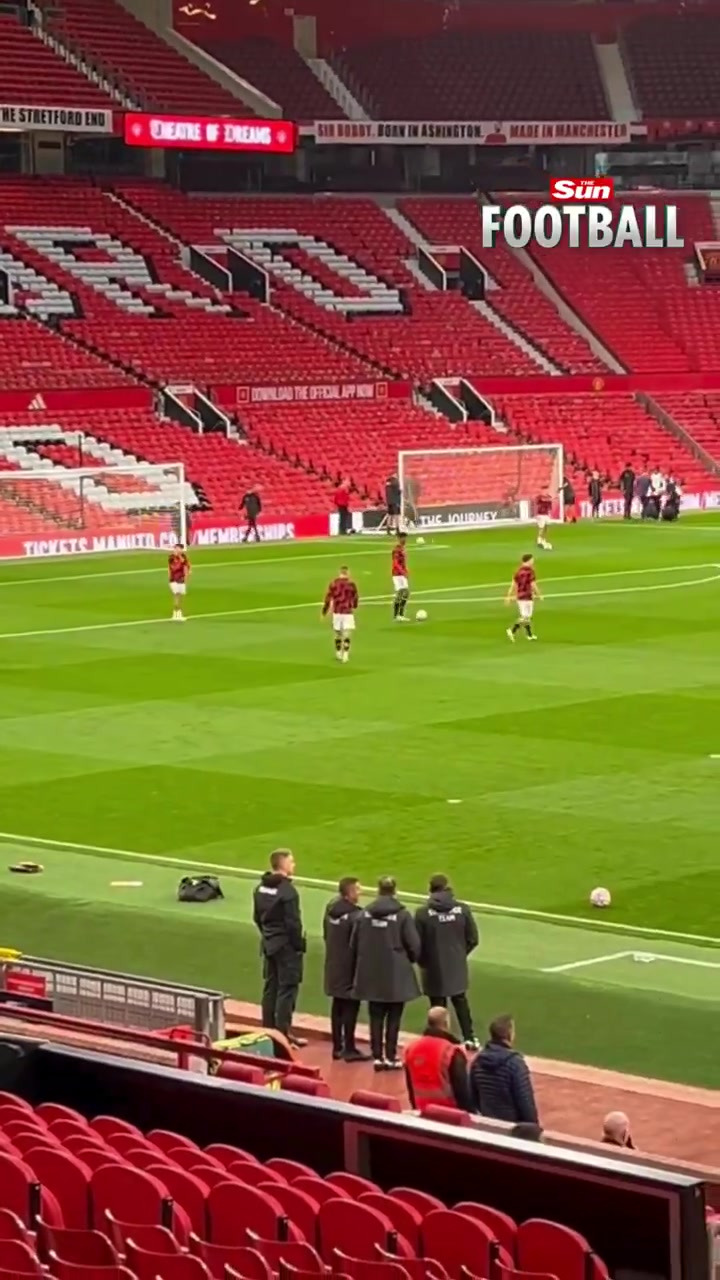 失望??曼聯(lián)小將奇多·奧比未能在U21首發(fā)后，直接走回球員通道