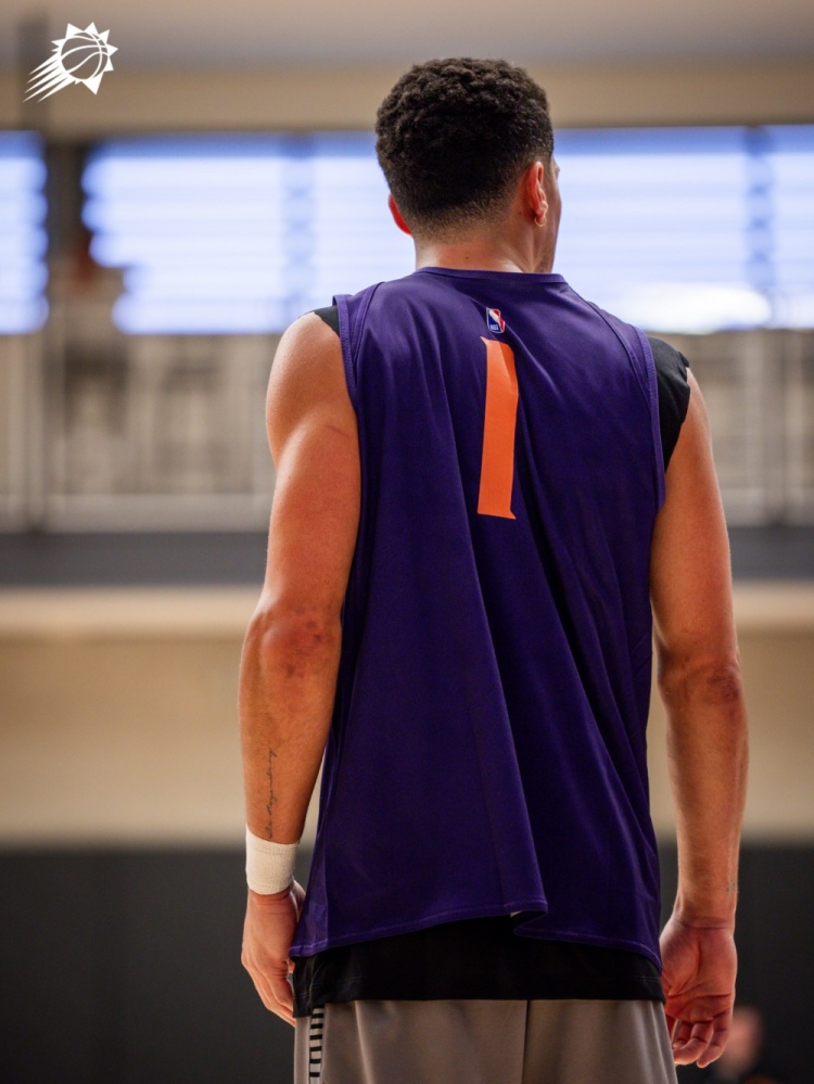 開啟新征程！太陽官推曬球員訓練照：布克展現(xiàn)孤寂背影