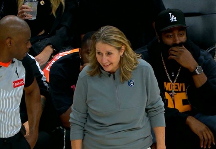 再度現(xiàn)場支持水星隊！哈登場邊觀戰(zhàn)WNBA季后賽水星VS山貓