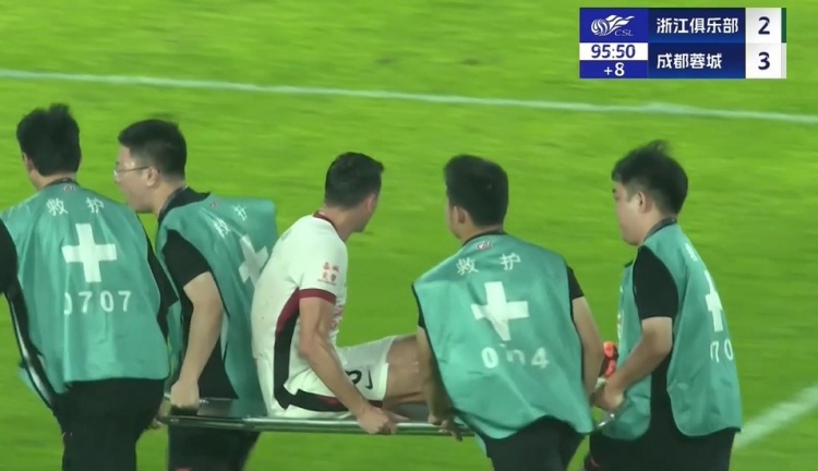 浙江主場擔架員：雖然蓉城隊員對我們工作有些干擾，但并非有意