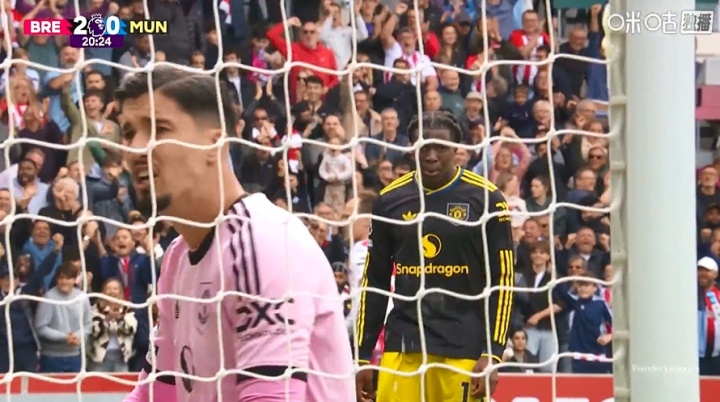 快崩潰了！曼聯(lián)丟第二球后，剛兩度神撲的巴因德爾非常不滿