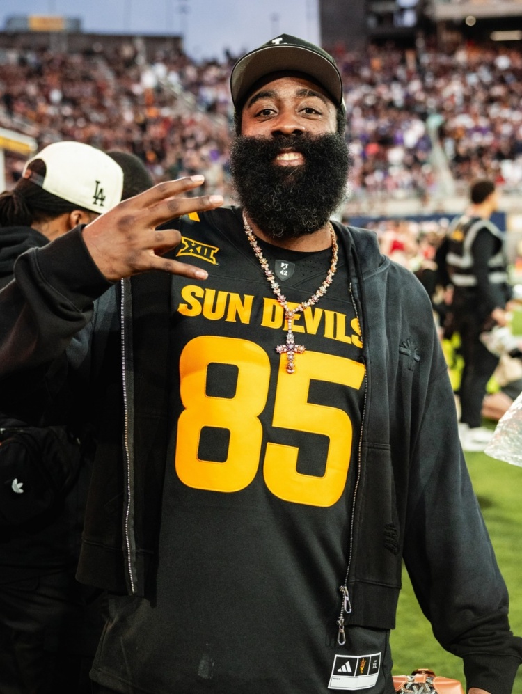 哈登回母?？撮蠙烨蛸悾‰x譜的是他還閃現(xiàn)接近同時開打的WNBA比賽