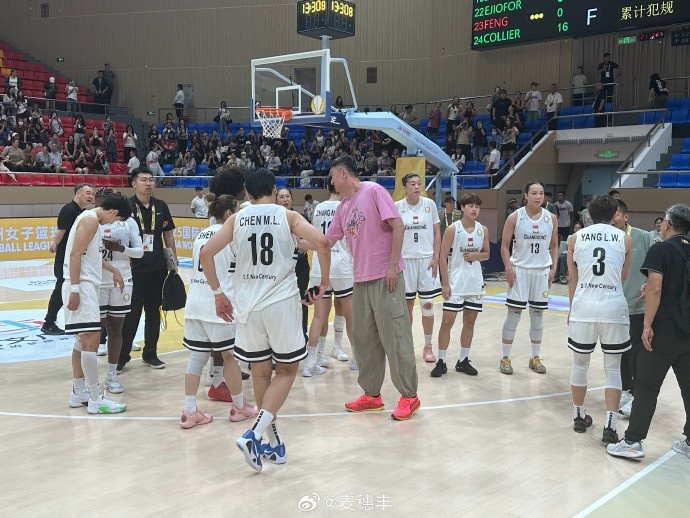 殺進FIBA亞洲女籃聯(lián)賽決賽！杜鋒賽后跟廣東女籃全隊致意