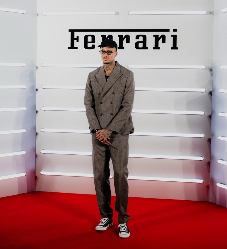 這局有點高端了！庫茲馬出席法拉利SS26時裝秀！