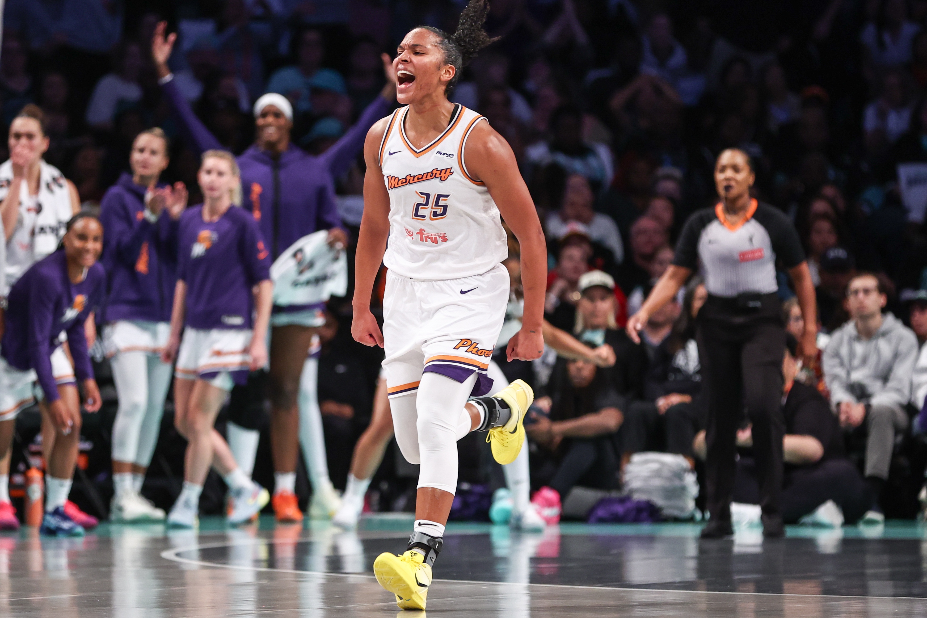 繼續(xù)全能！艾莉莎-托馬斯半場(chǎng)9中5拿到11分2板5助 帶隊(duì)反超！