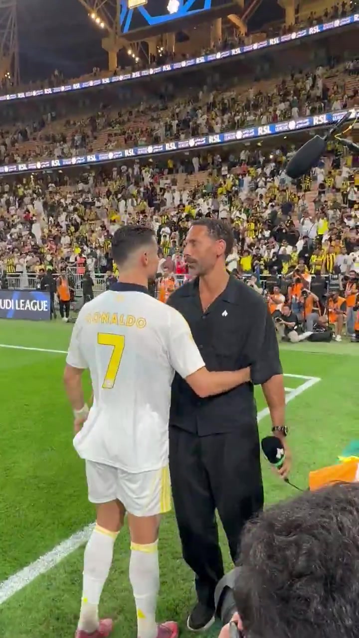 老友相見！C羅擁抱前來觀戰(zhàn)的費迪南德，兩人親切交流