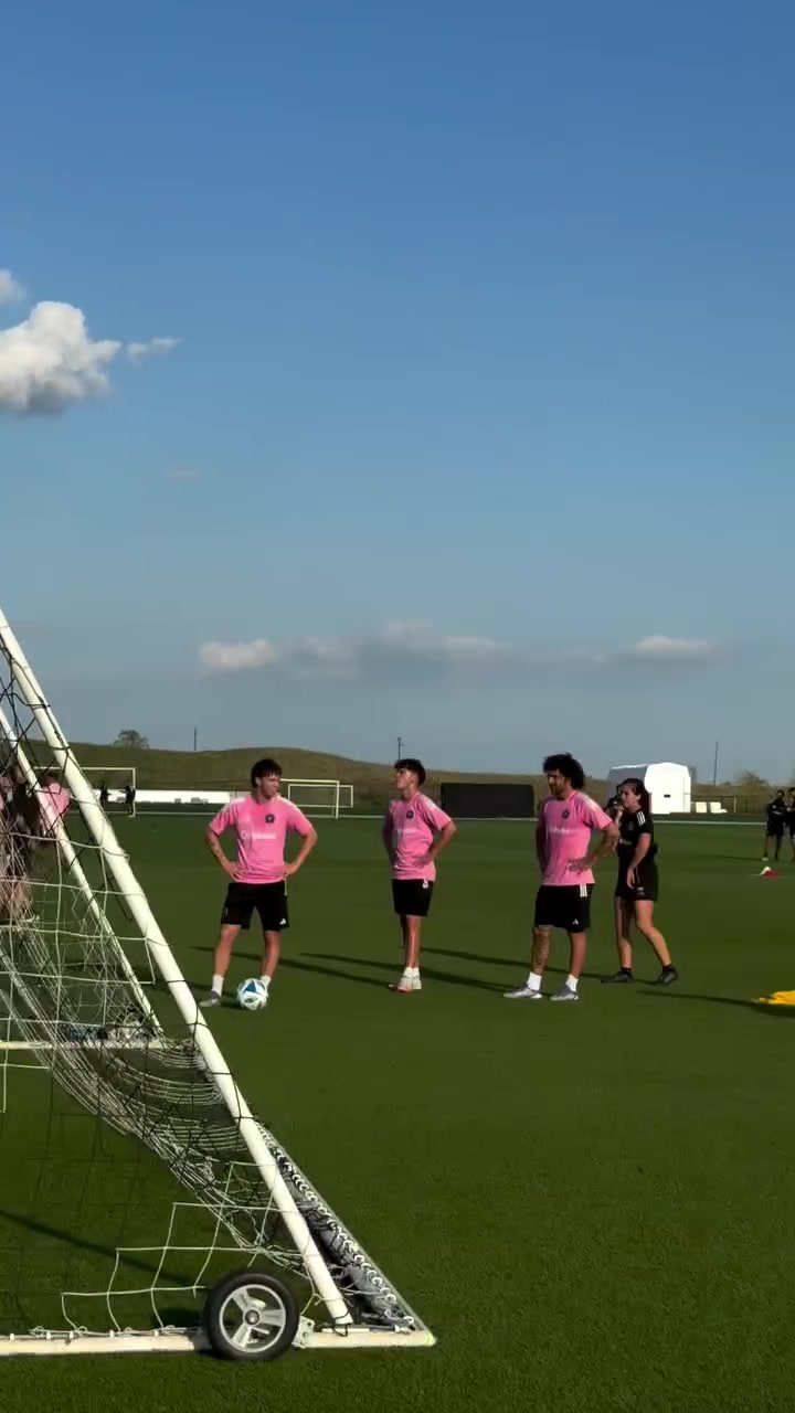 球門后面也能進(jìn)球？梅西秀活從球門正后方起腳破門，獲隊(duì)友掌聲