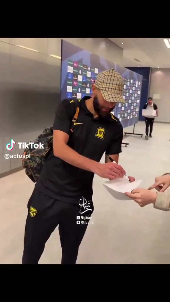 被要求在梗圖上簽名，本澤馬輸球賽后怒懟女記者：你覺得很好玩？