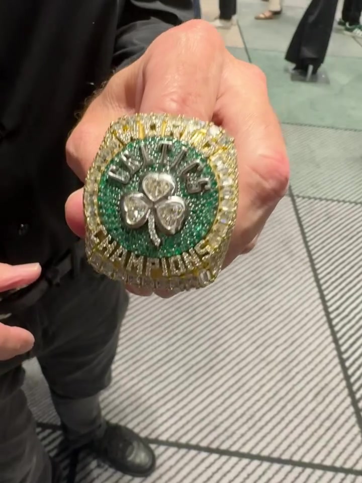 凱爾特人聯(lián)合老板何猷君攜嬌妻奚夢瑤參觀球館 拿到總冠軍戒指