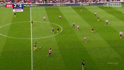 前裁判：科林斯破壞了姆伯莫的進(jìn)球機(jī)會(huì)，理應(yīng)被紅牌罰下