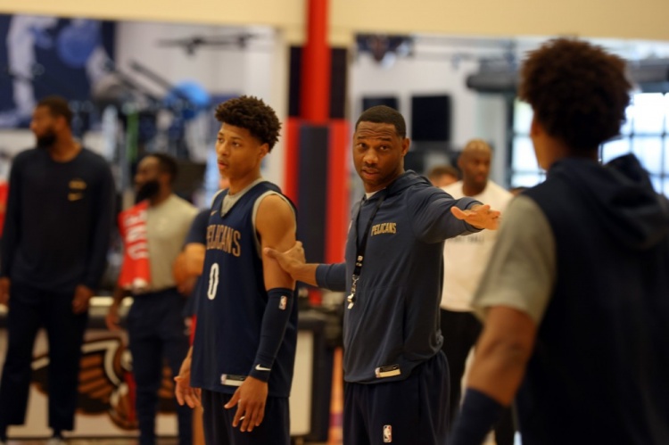 期待新賽季表現(xiàn)！鵜鶘官方曬訓(xùn)練照：錫安在列 老六防守普爾