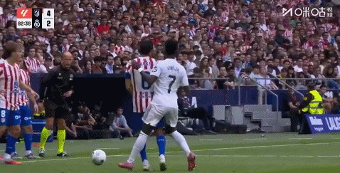 不愧是你，維尼修斯撞倒科克后又回頭朝著倒地的科克貼臉嘲諷