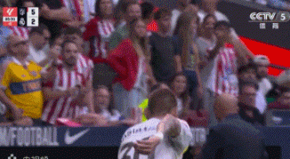 馬斯坦托諾最后時刻被球砸，隨后大腳把球踢上看臺險些擊中小球迷