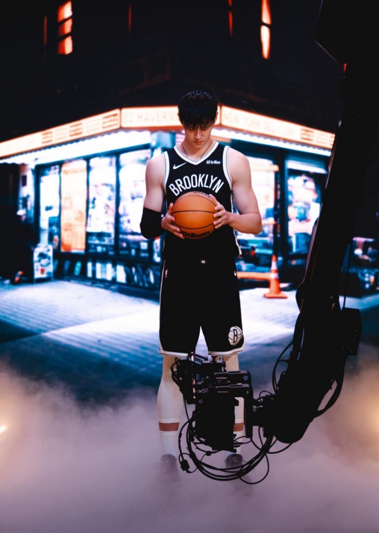 曾凡博曬身穿籃網(wǎng)球衣照：由衷感謝大家 我會去全力追趕這個(gè)夏天