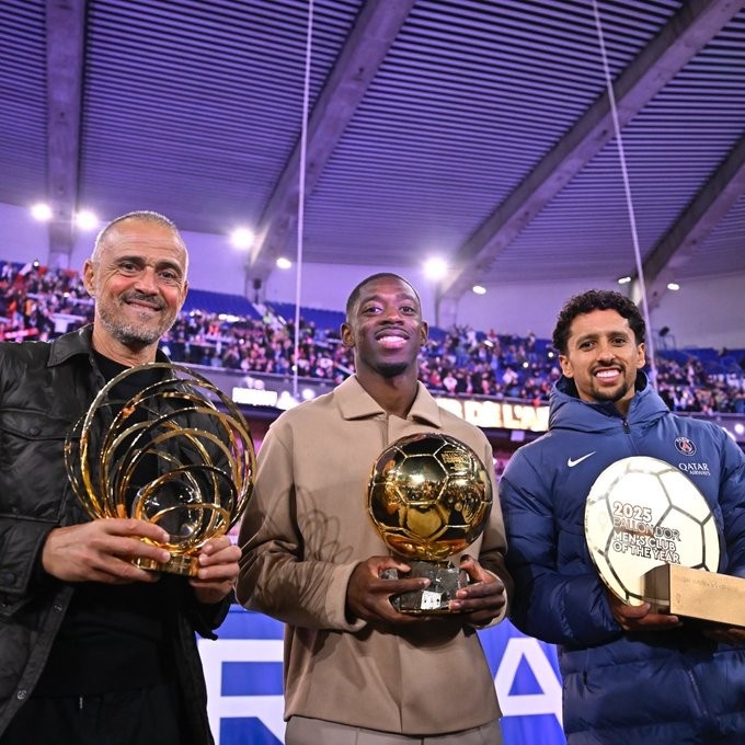 巴黎曬恩里克、登貝萊、馬爾基尼奧斯+三獎項合影：集體的力量