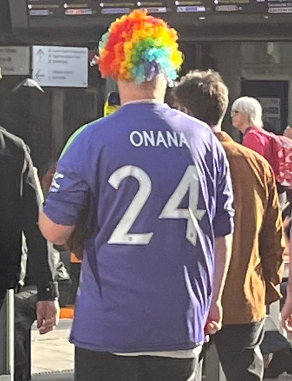 曼聯(lián)跟隊記者曬球迷穿奧納納球衣，該球迷還戴了頂小丑假發(fā)