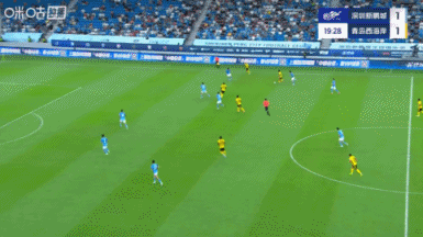 假摔染黃！馬特烏斯禁區(qū)內(nèi)倒地裁判判罰點(diǎn)球，看完VAR后改判假摔