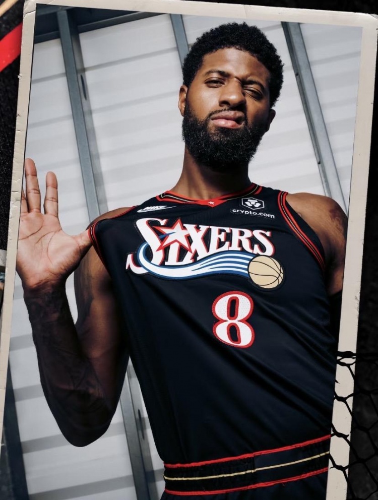 還挺帥！喬治中文社媒曬自己身穿76人經(jīng)典黑色球衣照：英雄歸來