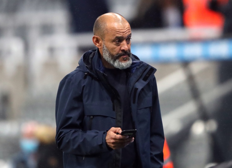 天空體育：西漢姆新帥努諾抵達(dá)球隊(duì)訓(xùn)練場(chǎng)，將帶隊(duì)備戰(zhàn)埃弗頓