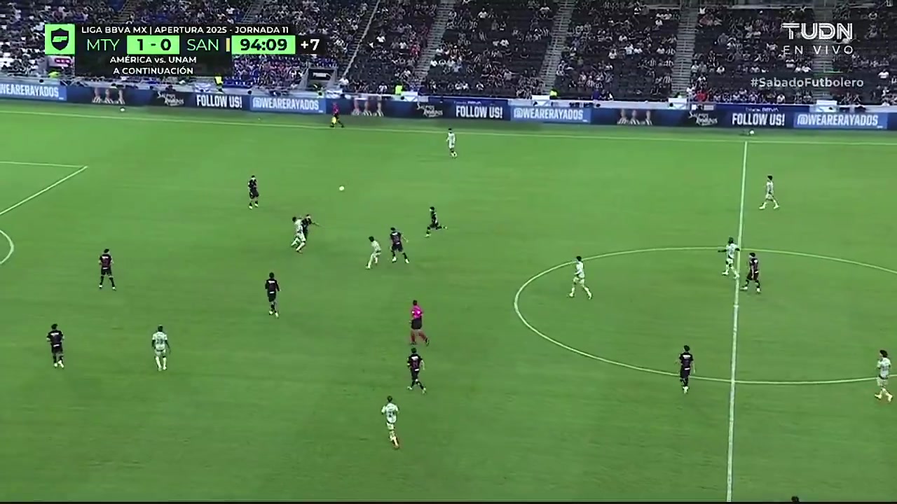 硬漢??39歲拉莫斯頭球時被對手一腳正中面門滿臉血，纏繃帶完賽