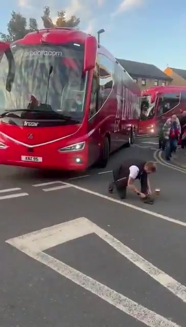 上嘴臉??利物浦大巴離開時，一名水晶宮球迷故意蹲在車前系鞋帶