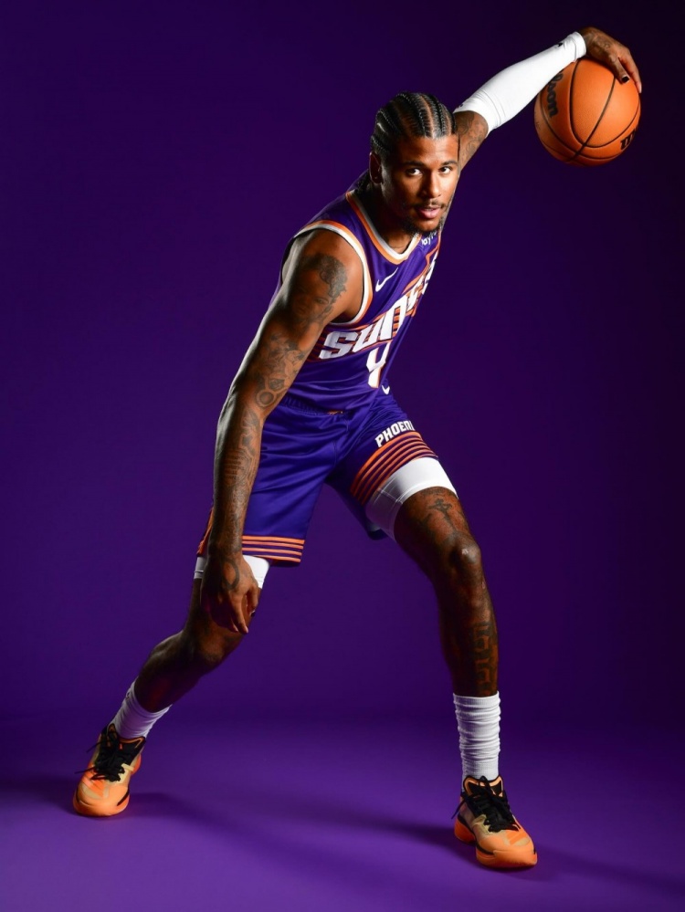 這屬實有點小帥！杰倫-格林曬定妝照：生涯第五個賽季??