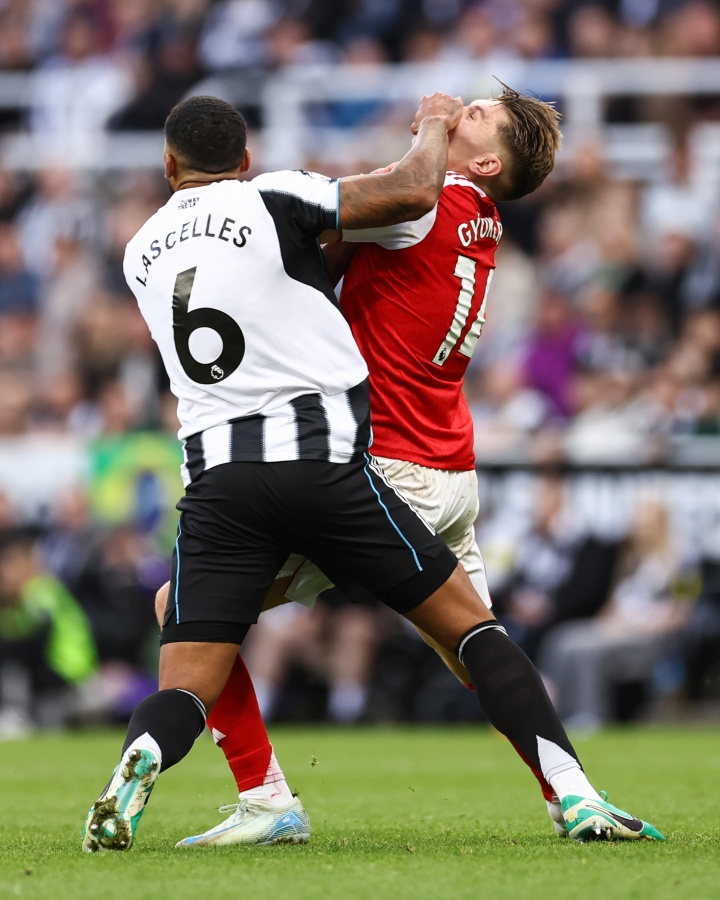 紐卡嫉妒你的顏值??約克雷斯0球0助球迷評(píng)8分：支點(diǎn)作用明顯