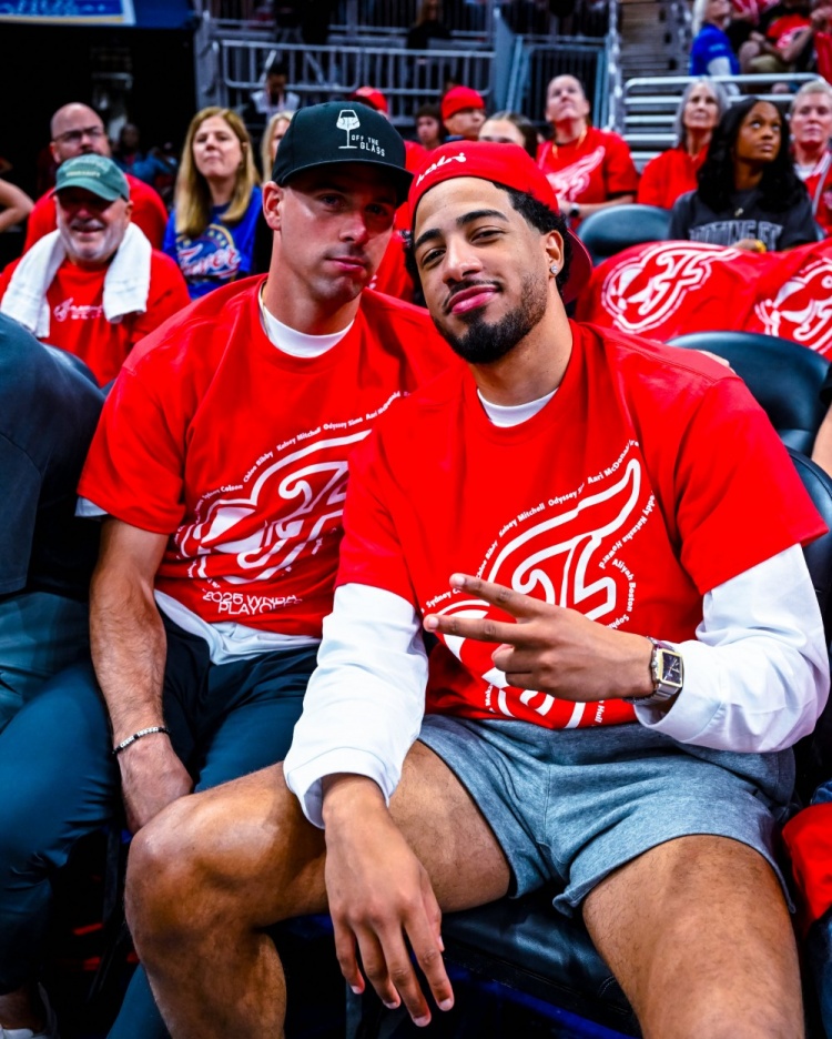 步行者官推曬照：哈利伯頓&麥康納觀戰(zhàn)WNBA半決賽狂熱對(duì)陣王牌