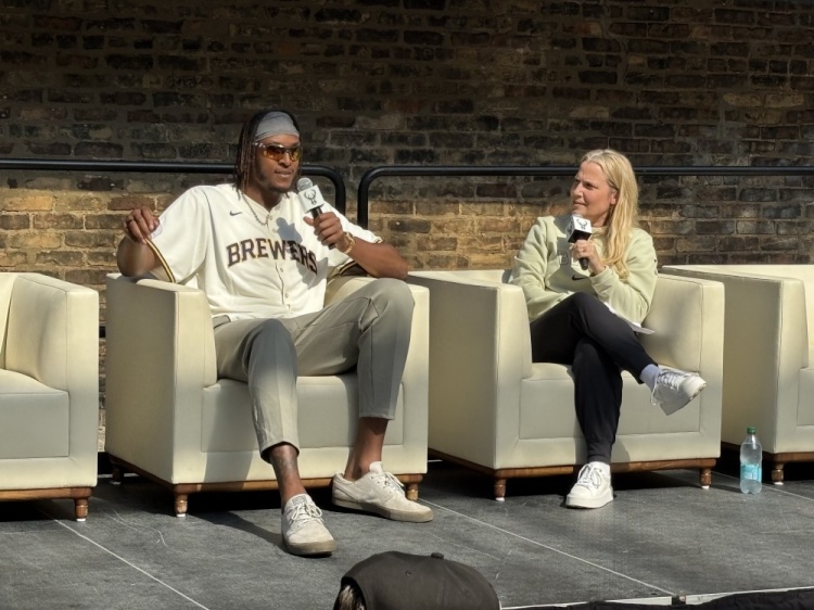 特納：字母哥現(xiàn)在是我隊(duì)友了 我們的內(nèi)線組合強(qiáng)得可怕