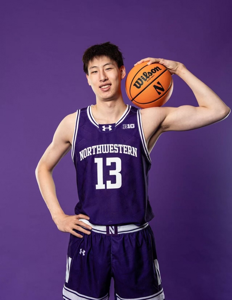 這身球衣順眼嗎？郇斯楠曬西北大學(xué)造訪定妝照