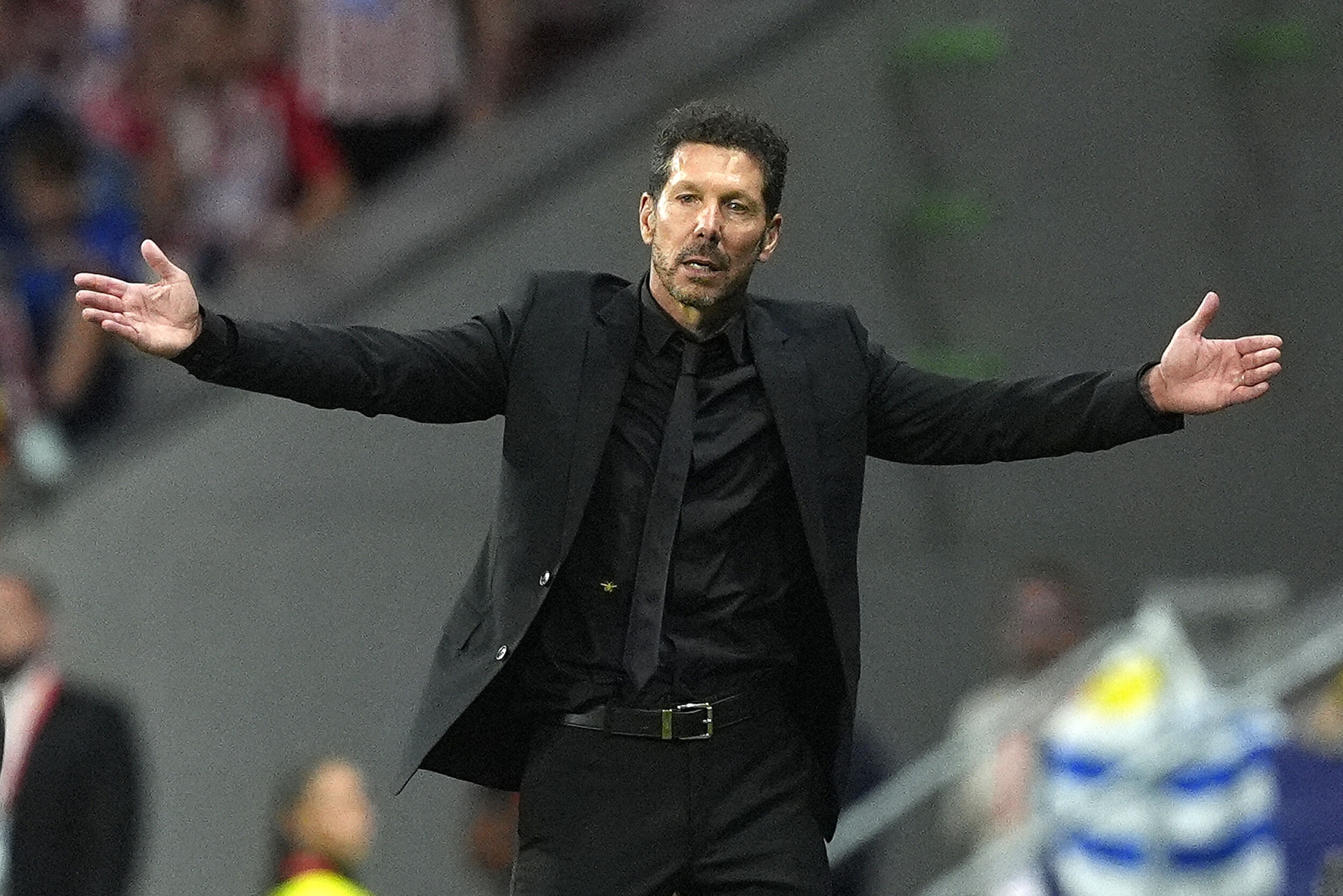 與球迷對(duì)噴！馬卡：西蒙尼客戰(zhàn)利物浦時(shí)與球迷沖突，歐冠禁賽一場(chǎng)