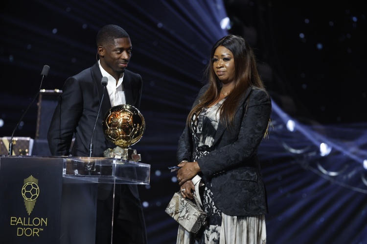 法媒：法國(guó)前總統(tǒng)薩科齊將一記者誤認(rèn)為登貝萊母親，鬧了個(gè)烏龍