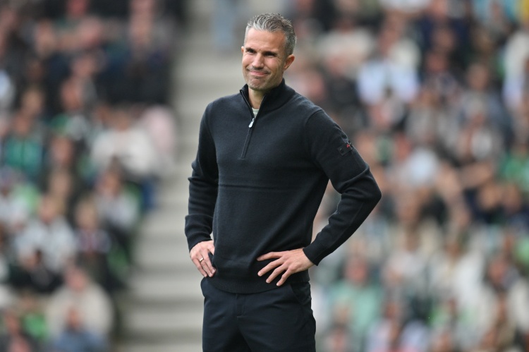 范帥！42歲范佩西帶費耶諾德開局7輪6勝1平，不敗戰(zhàn)績領(lǐng)跑荷甲