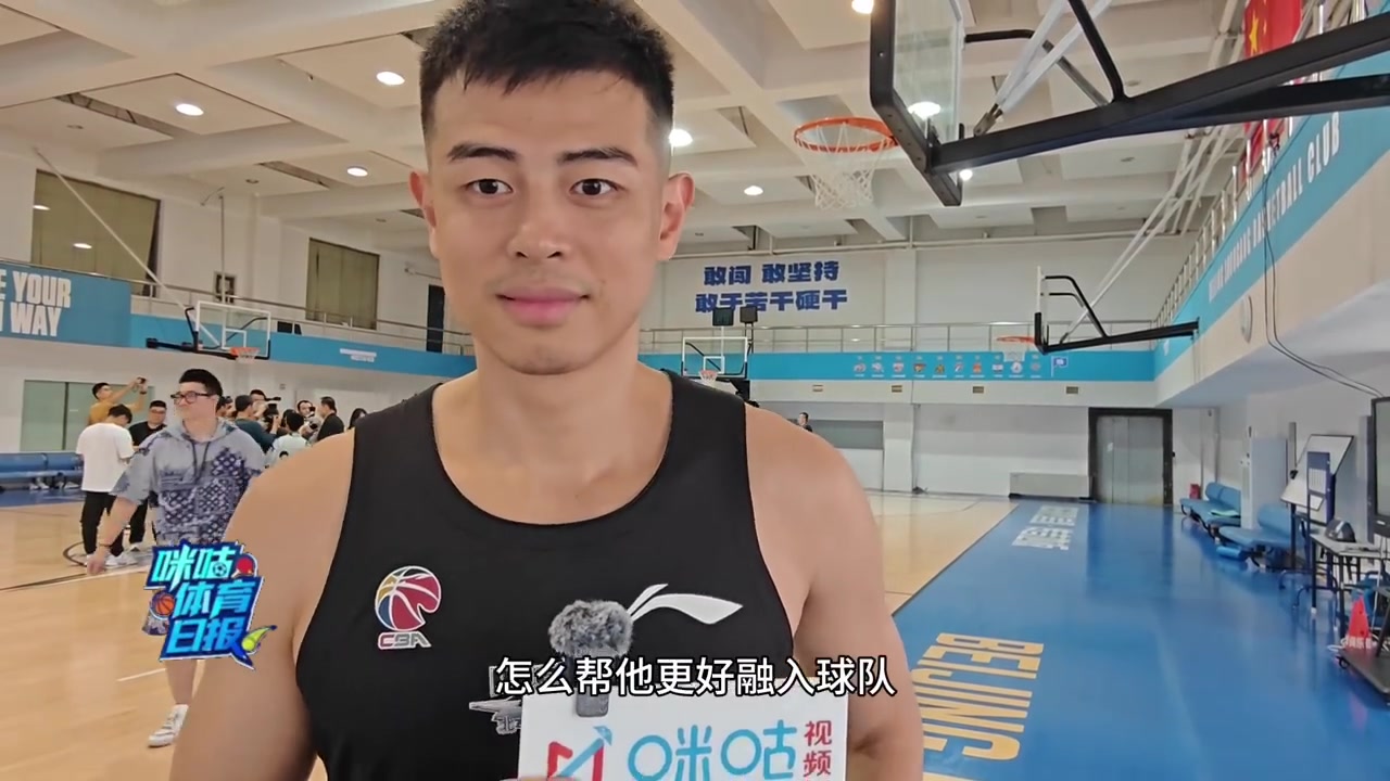 怎么幫趙睿融入球隊(duì)呢？方碩：還用我?guī)退麊?？他到哪兒都自?lái)熟