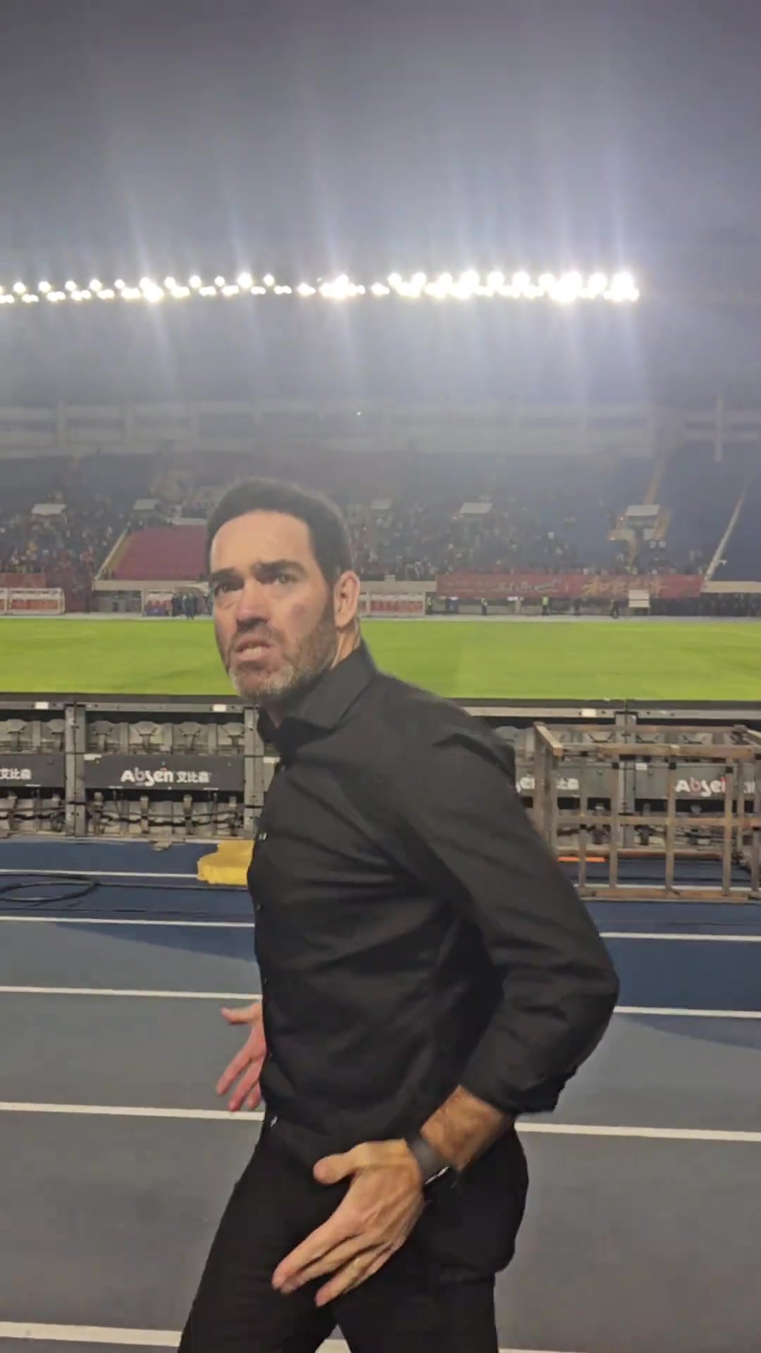 少打一人補(bǔ)時(shí)連進(jìn)兩球絕平，亞泰主帥蘇亞雷斯農(nóng)夫三拳慶祝