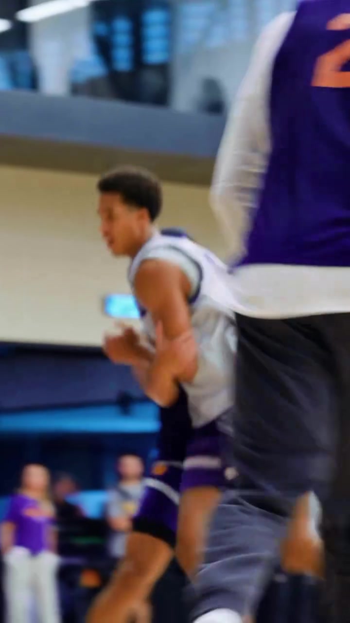 ??繼續(xù)強(qiáng)硬人設(shè)！狄龍?jiān)谟?xùn)練營(yíng)瘋狂給太陽(yáng)新隊(duì)友上激烈身體對(duì)抗