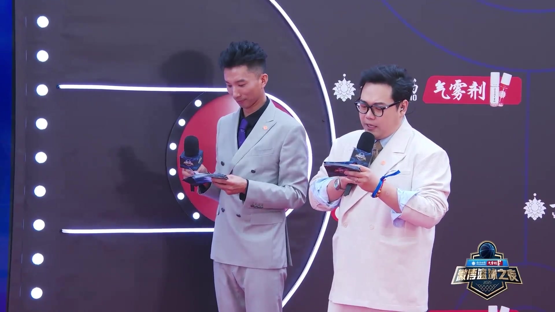 前男籃隊長！周鵬攜妻子亮相微博籃球之夜 這是什么神仙顏值啊