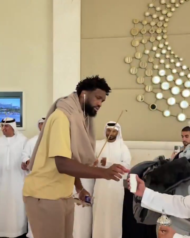 恩比德、喬治領(lǐng)銜！76人全隊落地阿布扎比受到熱烈歡迎