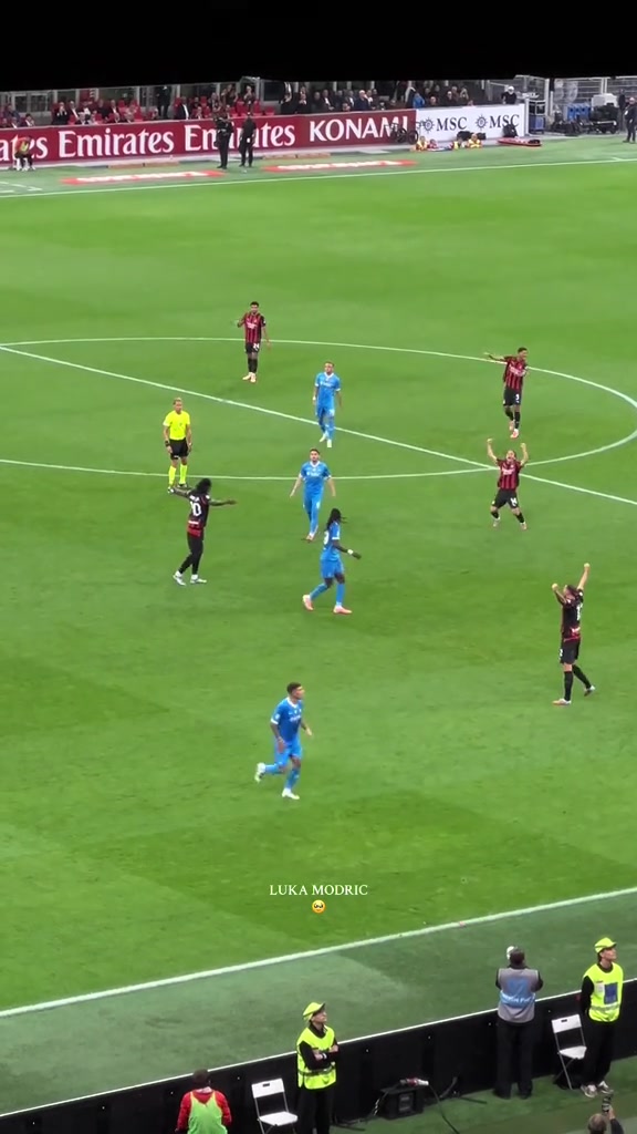 ??仰天長(zhǎng)嘯！10人米蘭守住勝果，魔笛哨響后跪地振臂+擁抱眾人