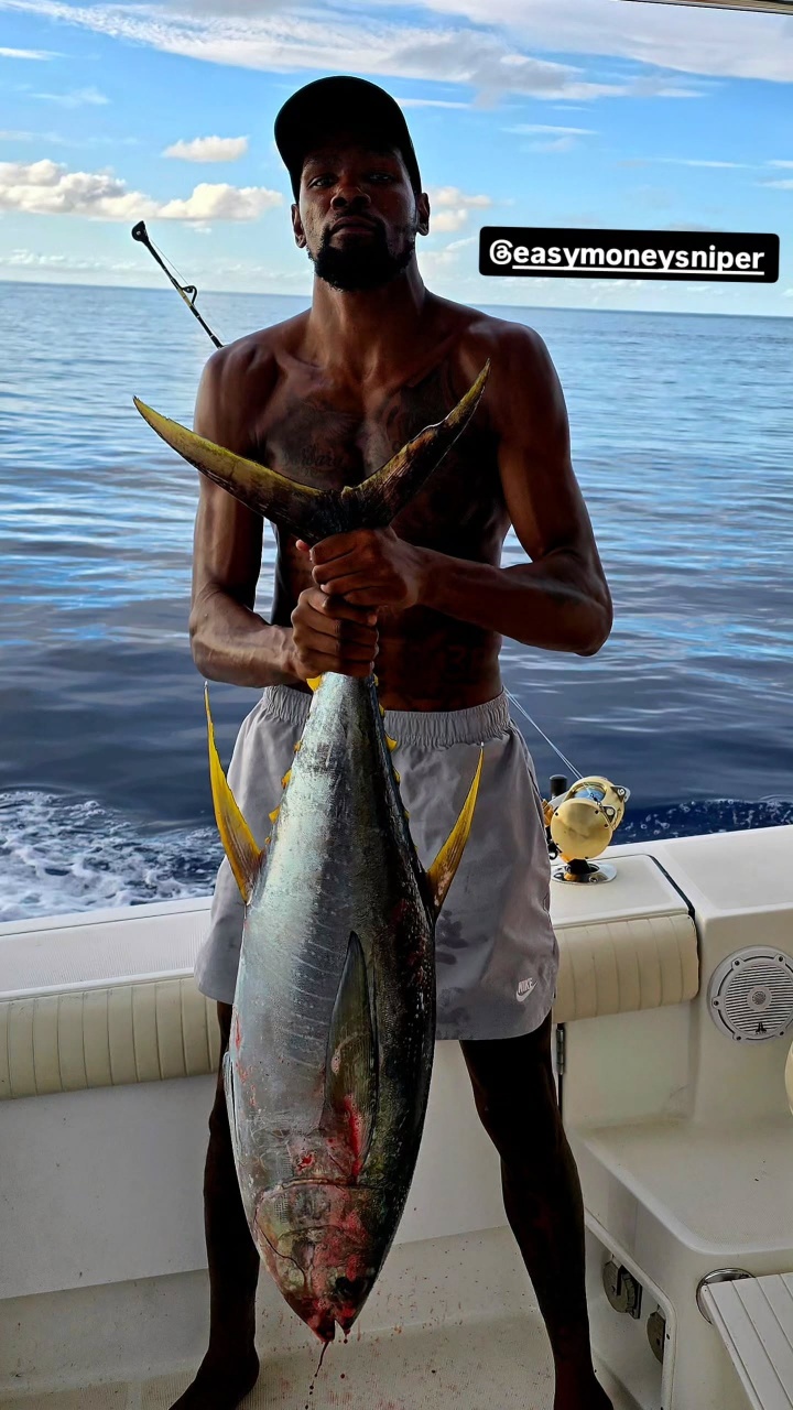 亞當(dāng)斯：釣到那條大金槍魚時我感覺像奪冠了 而杜蘭特卻面無表情