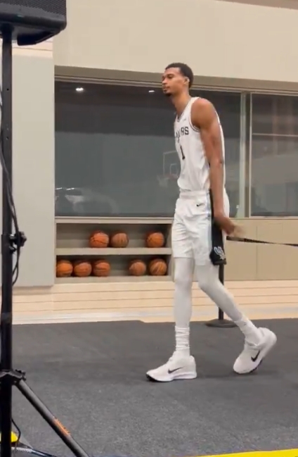 還再長(zhǎng)高？！文班本賽季注冊(cè)身高為7尺4 上賽季為7尺3！