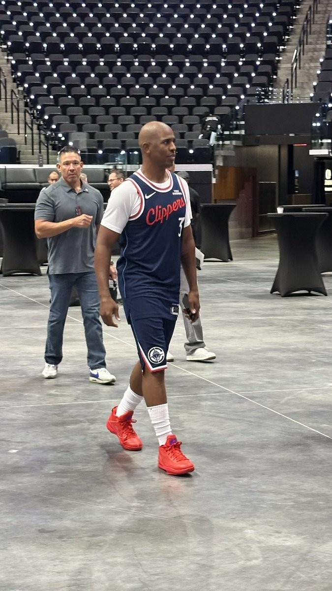 仿佛沒離開過！保羅穿著快船3號球衣出席媒體日